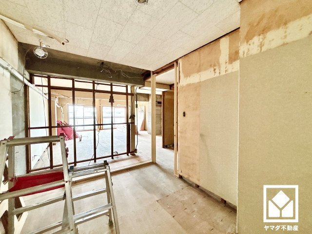 日商岩井夙川マンションの寝室|約5.6帖の洋室部分です。全居室フローリングとなる予定なので、お掃除もラクラクです。（リフォーム中の写真です）