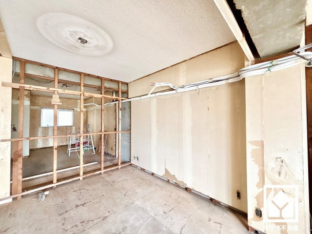 日商岩井夙川マンションの子供部屋|約4.8帖の洋室部分です。リビングに隣接する引き戸のお部屋で、一体でもご利用いただけます。（リフォーム中の写真です）