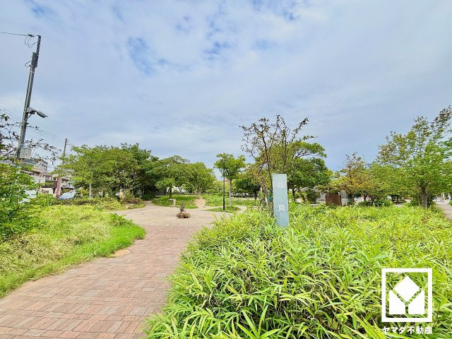 日商岩井夙川マンションのその他|らせん滑り台やブランコ、ゆったりとしたグラウンドなどを備えた「森具公園」まで徒歩3分（約190m）。園内には手押しポンプが2基設置されており、夏場は水遊びも楽しめる環境で、子育て世帯の方にもお勧めです