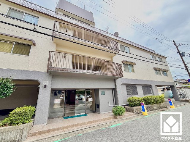 日商岩井夙川マンション|広々とした明るいエントランス。定期的な清掃・管理体制が整っており、帰宅時や来客時にも気持ちの良い空間です。