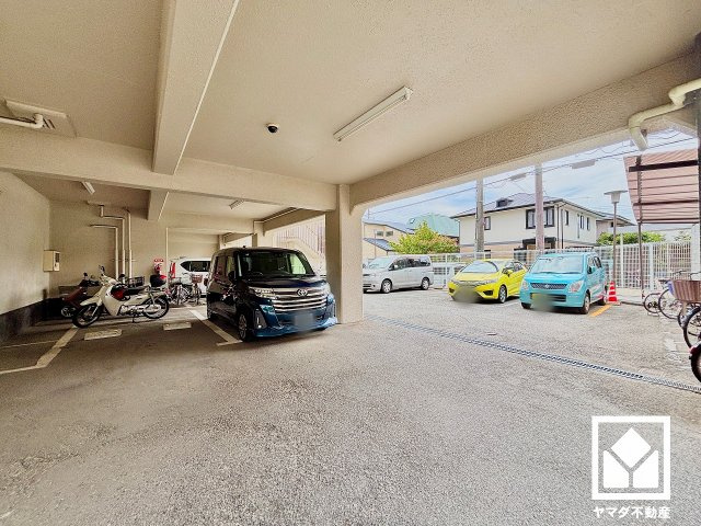 日商岩井夙川マンションの駐車場|敷地内に駐車場を設置（月額11300円～14600円）。出し入れがしやすい平面式で、日々のお車の利用にも便利です。空き状況等の詳細は弊社スタッフまでお気軽にお問い合わせください。