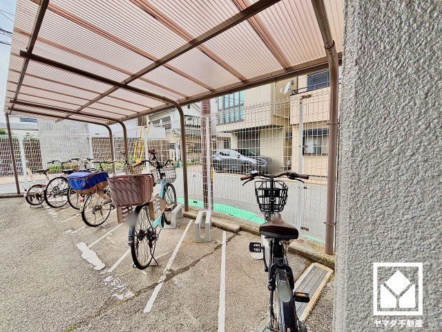 日商岩井夙川マンションの駐輪場|敷地内に屋根付き駐輪場を設置。雨や日差しの影響を受けにくく、大切な自転車の保管にも便利です。平置きなので、さまざまなタイプの自転車を置きやすい仕様です。