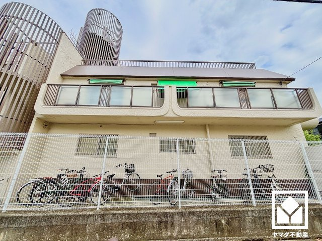 日商岩井夙川マンションの外観|最寄りの阪神本線「香櫨園」駅までは傾斜が少ないほぼ平担な道のりで、自転車やベビーカーでの移動もスムーズになります。