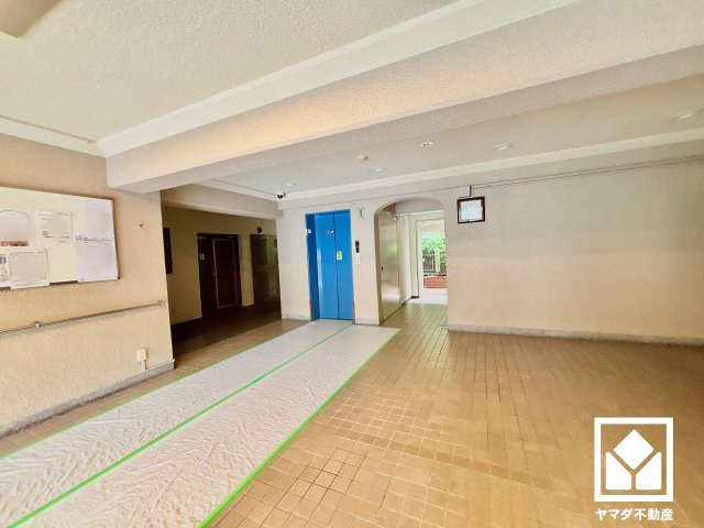 日商岩井夙川マンションのその他共用部分|ゆったりとしたロビーが、住まう人の憩いの場に。落ち着いた空間で、ほっと一息つける時間を。