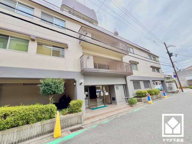 日商岩井夙川マンションの外観|阪急バス「森具」停まで徒歩5分（約350m）の立地。日中の移動や週末のお出かけなど、ライフシーンに応じたスムーズな移動を叶える、ゆとりある住環境です。