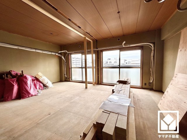 日商岩井夙川マンションの居間・リビング|リフォーム内容　新調：キッチン、浴室、トイレ、洗面所／貼替：壁・床　等（リフォーム中の写真です）