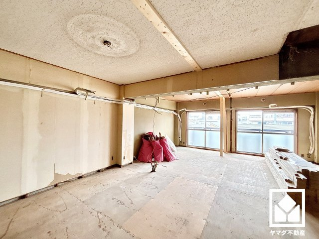 日商岩井夙川マンションの居間・リビング|南向きの窓から自然光を取り込む、開放感あふれる暮らし。柔らかな光が降り注ぎ、明るく心地の良い空間。（リフォーム中の写真です）