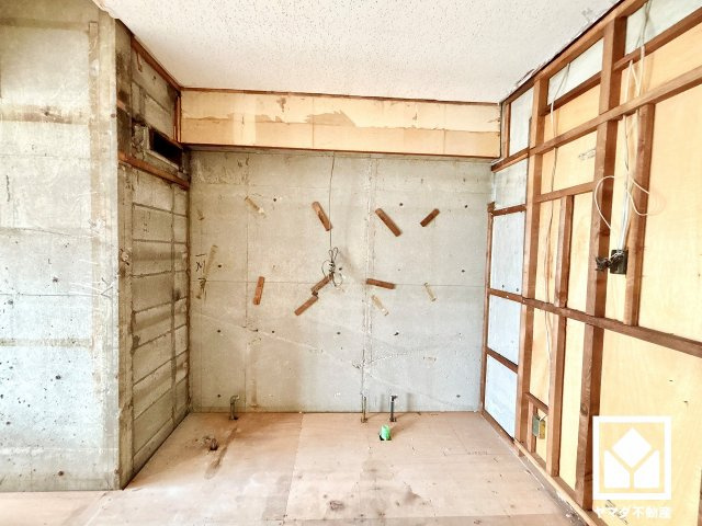 日商岩井夙川マンションのキッチン|対面式キッチンを新調予定。カウンター付きで配膳や片付けがしやすく、お料理中もリビングにいるお子様の様子が見守りやすい仕様です。（リフォーム中の写真です）