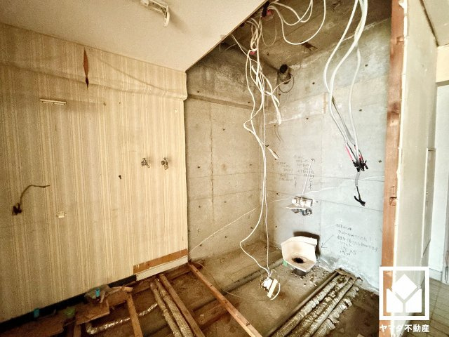 日商岩井夙川マンションの浴室|浴室を新調予定。1日の疲れを癒す浴室でゆったりリフレッシュ。清潔感あふれる空間で、毎日のバスタイムをより快適に。（リフォーム中の写真です）
