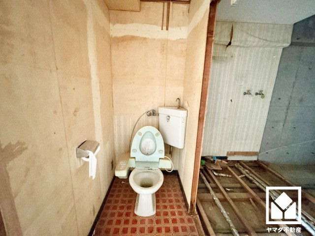 日商岩井夙川マンションのトイレ|落ち着いたデザインと使いやすさを兼ね備えたトイレを新調予定。毎日使う場所だからこそ、快適性にも配慮されています。（リフォーム中の写真です）