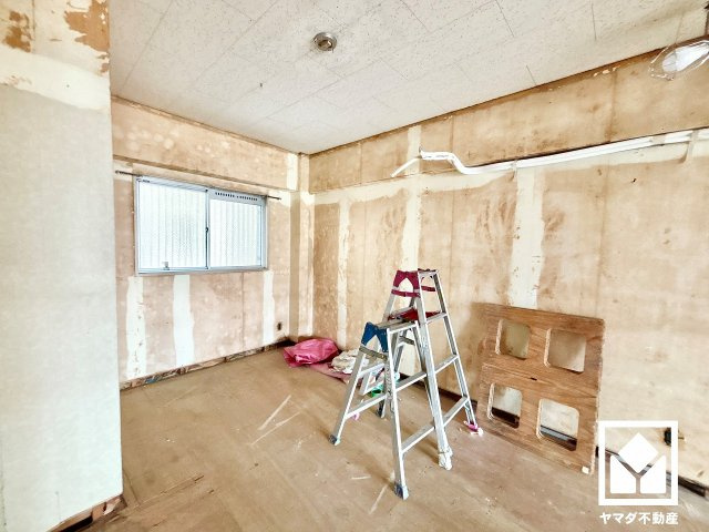 日商岩井夙川マンションの寝室|約5.6帖の洋室部分です。柔らかな光が差し込むお部屋で、快適で落ち着いた生活をお送りいただけます。（リフォーム中の写真です）