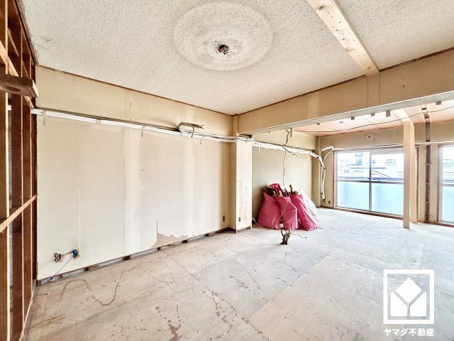 日商岩井夙川マンションの子供部屋|約4.8帖の洋室部分です。お子様のお部屋などにも丁度良い広さです。独立したお部屋なのでプライベートな時間をゆったり過ごせそうです。（リフォーム中の写真です）