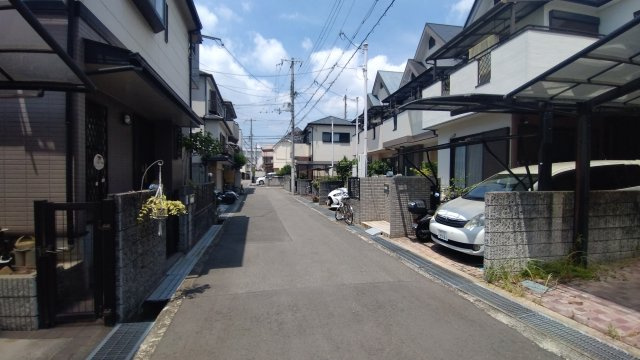 伊丹市寺本　中古戸建の前面道路含む現地写真
