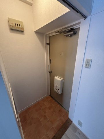 園田岡崎ハイツの玄関