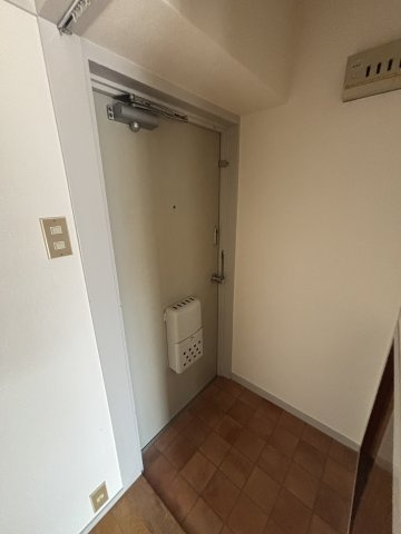 園田岡崎ハイツの玄関