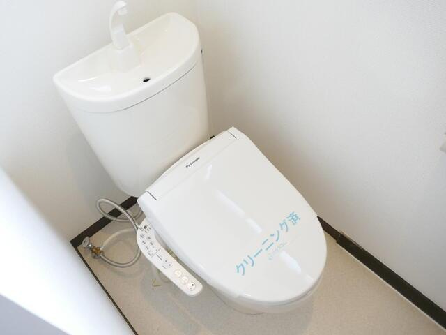 福岡アパートのトイレ|落ち着いた色調のトイレです