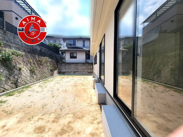 春日市白水池1丁目第5-1棟（1号棟）のバルコニー|風をしっかりと感じられるバルコニーでは、毎日が洗濯日和です。広々としているので洗濯も楽しくなるでしょうし、気分転換にバルコニーからの眺めを楽しむのもいいでしょう。