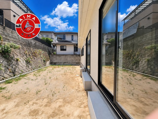 春日市白水池1丁目第5-1棟（1号棟）のバルコニー|風をしっかりと感じられるバルコニーでは、毎日が洗濯日和です。広々としているので洗濯も楽しくなるでしょうし、気分転換にバルコニーからの眺めを楽しむのもいいでしょう。