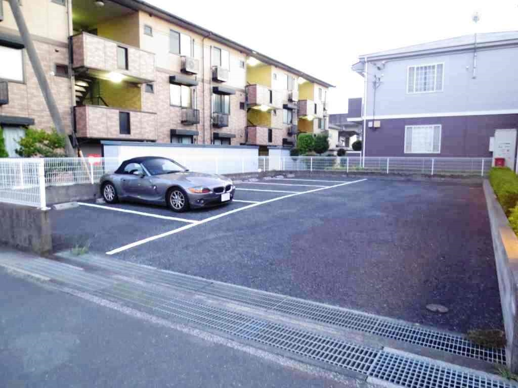 ル－ラルタウンＡの駐車場