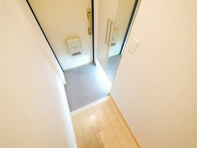 カーサレイメイ　Ａ棟の玄関|収納もある玄関です
