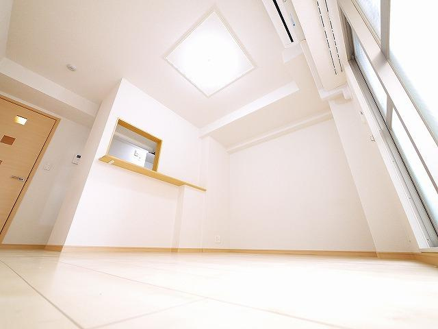 カーサレイメイ　Ａ棟の内装|こちらの居間で趣味の時間をお楽しみください