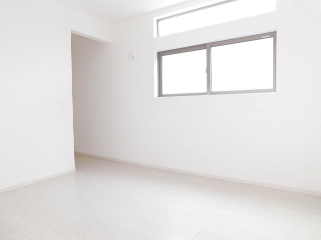 名古屋市港区港北町３丁目の新築一戸建の洋室|◇洋室◇　　明るい洋室５．２帖　ウォークインクローゼット完備！