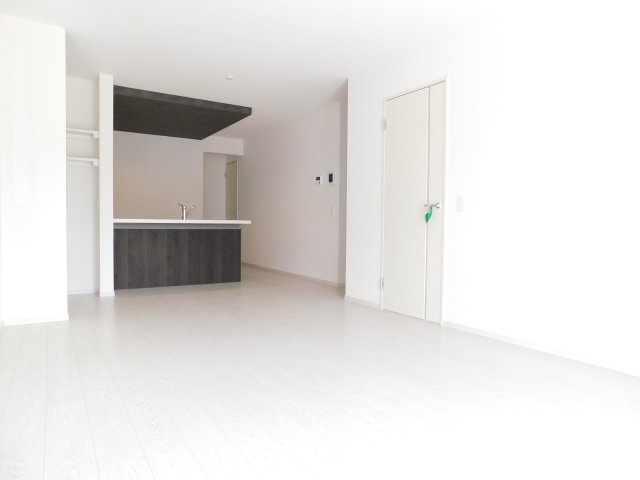名古屋市港区港北町３丁目の新築一戸建の居間・リビング|◇リビング◇　　南面で明るいリビング１７．４帖　家族のコミュニケーションの機会が増えるリビング階段♪