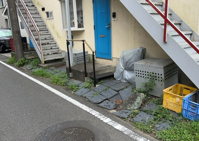 【ロビー】 | Ｌｉｔｙａ ｈｉｌｌｓ 南大沢 | ラウンジは、マンションの共用スペースに椅子やテーブルなどを配置した利用者が寛げる空間です。屋内型ラウンジと屋外型ラウンジがあります。共用部分の管理状況と合わせて、詳細については現地でご確認ください。