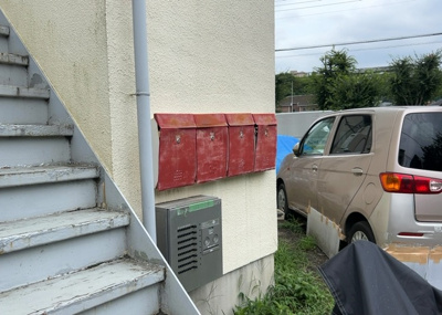 【設備】 | Ｌｉｔｙａ ｈｉｌｌｓ 南大沢 | エントランス付近に設置されている集合ポストは、住んでいる部屋と離れているため、ポストをあさるなど誰かに何かされていても被害に気づきにくいです。入居する時には他人に特定されにくい番号で鍵をかけましょう！
