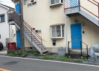 【ロビー】 | Ｌｉｔｙａ ｈｉｌｌｓ 南大沢 | ロビーというと、エントランスと何がちがうの？と思いますよね。実はロビーとエントランスには明確な決まりはありません。物件によっては、エントランスを入って広がるある程度の広さのある空間がロビーとなります。
