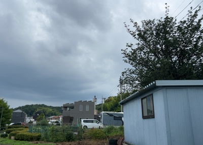 【展望】 | Ｌｉｔｙａ ｈｉｌｌｓ 南大沢 | 景色重視でお家選ぶをするとスーパーが遠い！学校が遠い！など生活をするうえで利便性で困ることもあります。まず一度現地を見学する際に、周辺の施設などがあるかを確認し、暮らし始めた後のことを想像しましょう。
