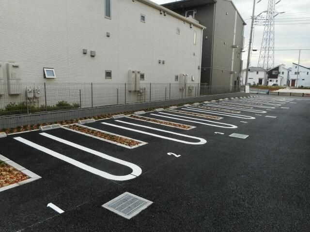 リュー・セレノの駐車場