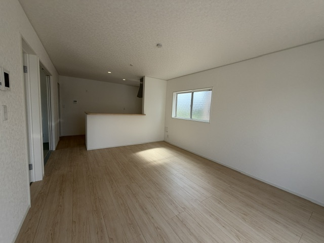 羽島市上中町長間新築建売全2棟！お車並列3台可能！中央小学校まで徒歩9分！広めのインナーバルコニー！の居間・リビング|羽島市上中町長間新築建売全2棟！お車並列3台可能！中央小学校まで徒歩9分！広めのインナーバルコニー！