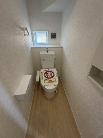羽島市上中町長間新築建売全2棟！お車並列3台可能！中央小学校まで徒歩9分！広めのインナーバルコニー！のトイレ|羽島市上中町長間新築建売全2棟！お車並列3台可能！中央小学校まで徒歩9分！広めのインナーバルコニー！