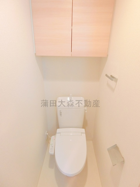 スカイコート蒲田ガーデンのトイレ|棚収納と温水暖房便座付のトイレ