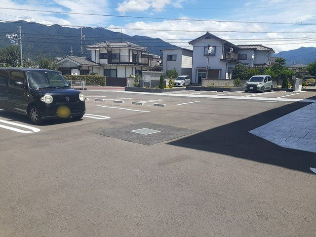メルグランデの駐車場