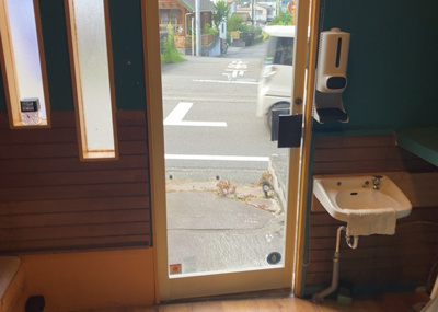 【玄関】 | 原宿４丁目戸建 | 玄関は家の顔でもあり、家族以外の目にも止まる場所です。玄関は外との間を仕切る扉、靴などをしまっておく収納スペース、靴脱ぎのたたきスペース、来客とのやり取りをするドアホンなど複数のアイテムからなります。