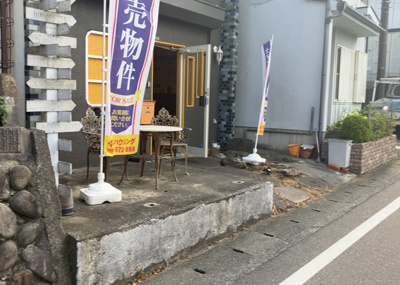 【外観】 | 原宿４丁目戸建 | 住宅用の土地では前面道路に2m以上接していなければならないと法律で定められています。しかし、お持ちの車のサイズやライフスタイルなどにより、2mでは利便が悪い場合もございますので、事前に確認しましょう。