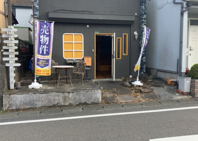 【外観】 | 原宿４丁目戸建 | お持ちの車種によっては前面道路が広い方が便利でしょう。しかし、前面道路が広ければその分交通量が多くなるため、騒音などが気になる場合があります。実際に現地を見学し、周辺交通量や騒音などを確認しましょう！