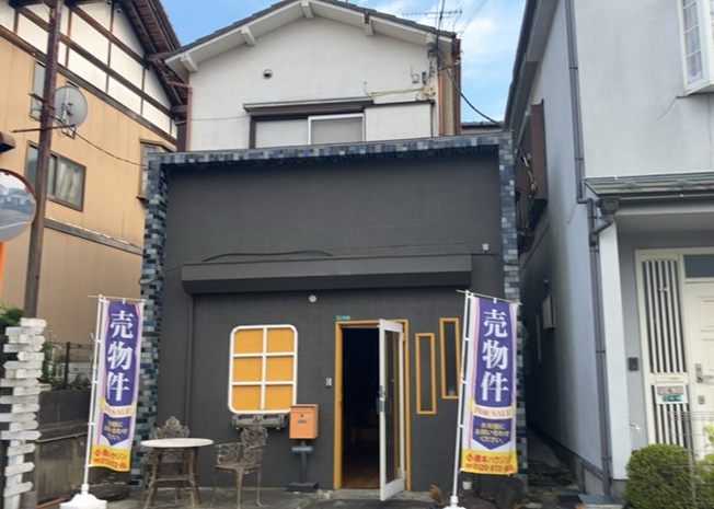 【外観】 | 原宿４丁目戸建 | 現地に行くなら、物件の周囲の地形がどうなっているかを見ることも大切です。周辺より低くなっている土地では、大雨などで水が集まりやすいため、地盤が弱くなっているということも考えられるため、注意が必要です。