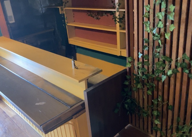 【キッチン】 | 原宿４丁目戸建 | DKの物件でも広く見せたい方は、ダイニングスペースを広く使えるように工夫しましょう。低めのダイニングソファを置くと、家具の圧迫感が減り、広く見せることができ、ダイニングをリビングのように使用できます！
