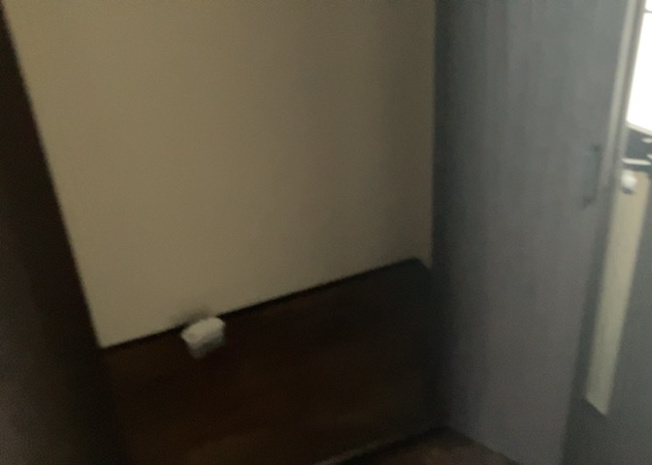 【収納】 | 原宿４丁目戸建 | ウォークインクローゼットがあれば、クローゼット内でコーディネートが完成できますし、季節の変わり目に行う衣替えの手間も省けます。また、スーツケースなど大きいものもしまうことができ使い勝手がよいです。