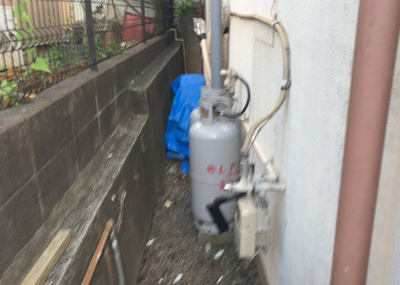【発電・温水設備】 | 原宿４丁目戸建 | 省エネ給湯器とは従来型の給湯器より熱効率が高く、少ない燃料でたくさんのお湯を沸かすことが出来る高効率な給湯器のことを指します。また、省エネ給湯器には種類があり、利便性や効果なども様々です。