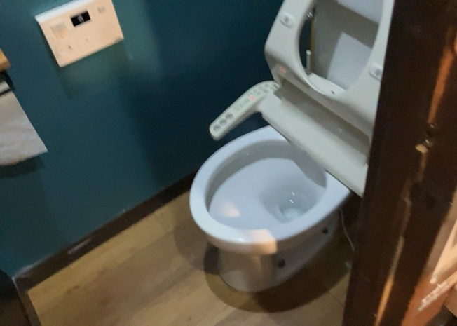 【トイレ】 | 原宿４丁目戸建 | トイレは大きさや形、機能、抗菌性などが異なる多種多彩なタイプが各メーカーから出ています。それぞれに良さがあるため、事前にどういったタイプのトイレがいいのかをご家庭内で決めて、内見に行くといいでしょう。