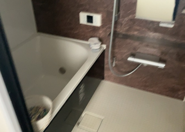 【浴室】 | 原宿４丁目戸建 | 入浴時の快適さも大事なことですが、綺麗な状態を維持できなければ気持ちよく入浴できません。毎日の掃除が楽という点は大事なポイントになります！カビが生えにくく掃除がしやすい、壁や浴槽を選ぶといいでしょう。