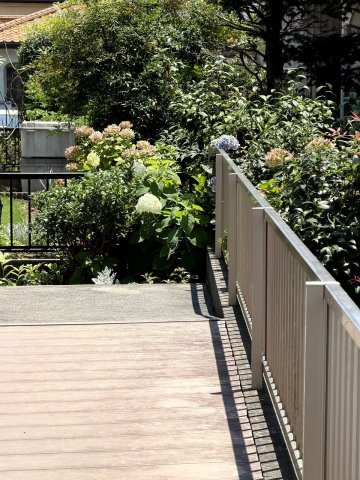 栃木市大平町新の庭|ウッドデッキ付きのお庭は、紫陽花や季節の植物が楽しめます