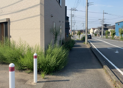 【外観】 | 橋本事業用 | 住宅用の土地では前面道路に2m以上接していなければならないと法律で定められています。しかし、お持ちの車のサイズやライフスタイルなどにより、2mでは利便が悪い場合もございますので、事前に確認しましょう。