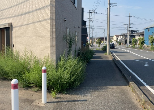 【外観】 | 橋本事業用 | 住宅用の土地では前面道路に2m以上接していなければならないと法律で定められています。しかし、お持ちの車のサイズやライフスタイルなどにより、2mでは利便が悪い場合もございますので、事前に確認しましょう。