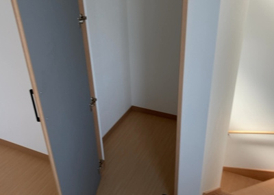【脱衣所】 | 橋本事業用 | 多くの戸建て住宅で見かける洗面脱衣所は、洗面台と洗濯機が2畳ほどのスペースに並べられていて、洗面所が脱衣所を兼ね備えている間取りが一般的です。お客様が利用することもある、パブリックな空間でもあります。