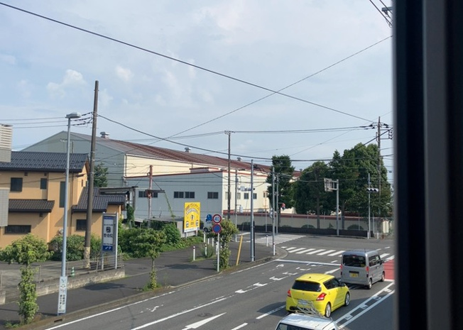 【バルコニー】 | 橋本事業用 | バルコニーは、室外の専用スペースのうち、「屋根がなく開放された空間」であるものを指します。ベランダより広いタイプのものが多く、日当たりもよいため家庭菜園などを楽しみたい人にとって適した環境となります。